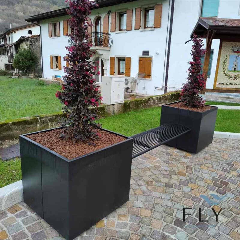 Planters with Tauri steel seat