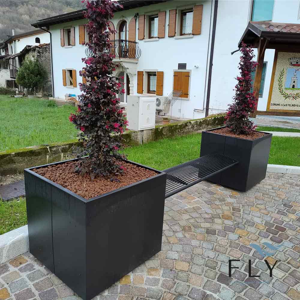 Planters with Tauri steel seat